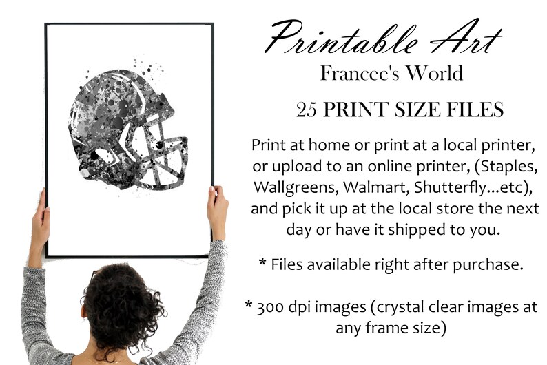 Puede incluir: Una pintura de acuarela en blanco y negro de un casco de f&uacute;tbol americano. La pintura est&aacute; enmarcada y colgada en una pared. El texto "Printable Art" y "Francee's World" es visible en la parte superior de la imagen. El texto "25 PRINT SIZE FILES" es visible debajo del t&iacute;tulo.
