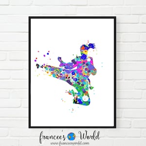 Puede incluir: Una pintura acuarela colorida de una persona en una pose de artes marciales, pateando con una pierna extendida. La pintura est&aacute; hecha en un estilo de salpicadura con colores brillantes como rosa, azul, verde y amarillo.