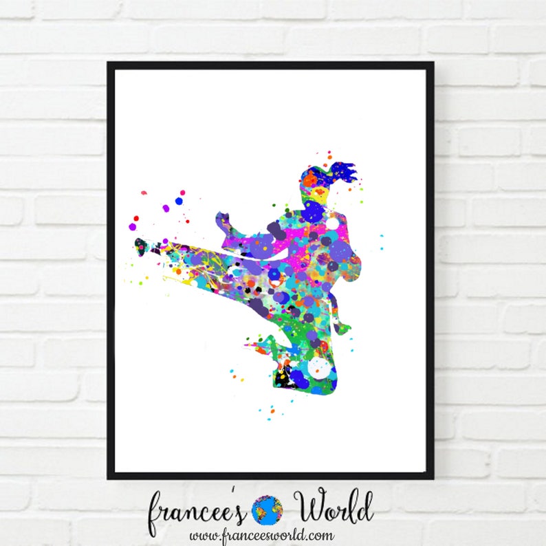 Puede incluir: Una pintura acuarela colorida de una persona en una pose de artes marciales, pateando con una pierna extendida. La pintura est&aacute; hecha en un estilo de salpicadura con colores brillantes como rosa, azul, verde y amarillo.