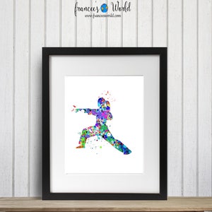 Puede incluir: Una pintura de acuarela de una persona en una pose de artes marciales. La pintura est&aacute; hecha en una variedad de colores, incluyendo azul, verde, morado y rojo.