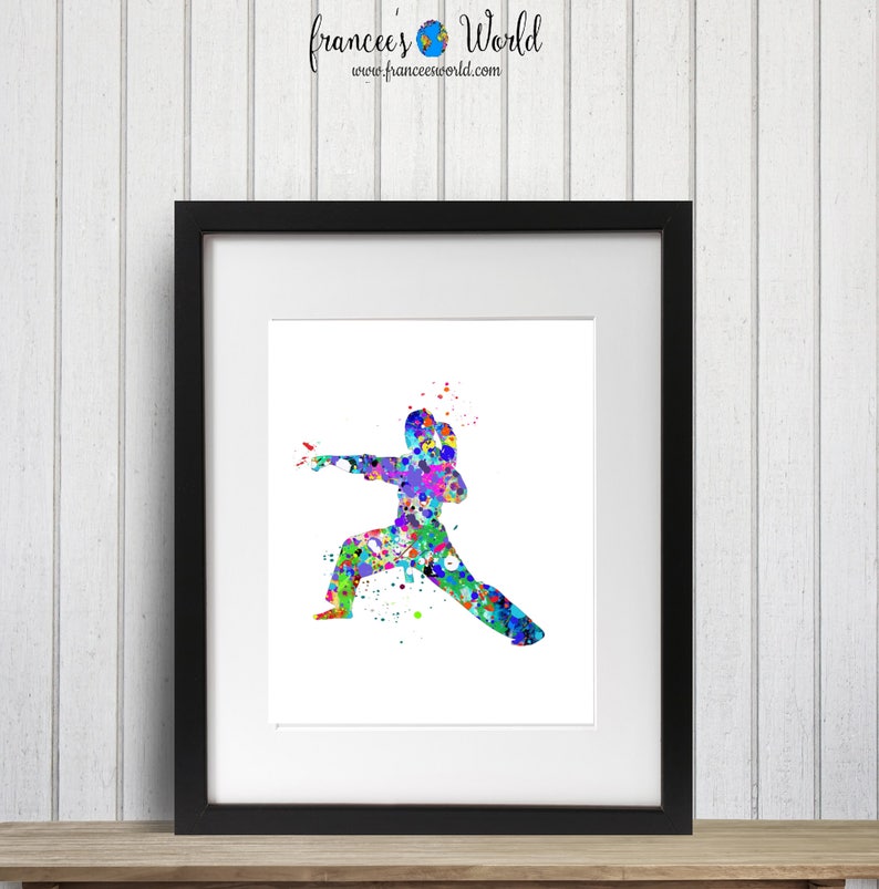 Puede incluir: Una pintura de acuarela de una persona en una pose de artes marciales. La pintura est&aacute; hecha en una variedad de colores, incluyendo azul, verde, morado y rojo.