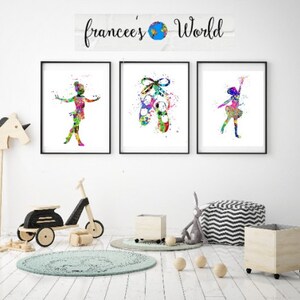 Puede incluir: Tres acuarelas en marcos negros. Las pinturas representan a una bailarina, un par de zapatillas de ballet y otra bailarina. El texto "frances's World" est&aacute; sobre las pinturas.
