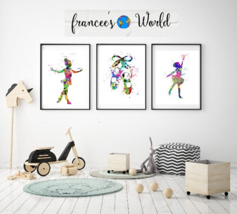 Puede incluir: Tres acuarelas en marcos negros. Las pinturas representan a una bailarina, un par de zapatillas de ballet y otra bailarina. El texto "frances's World" est&aacute; sobre las pinturas.