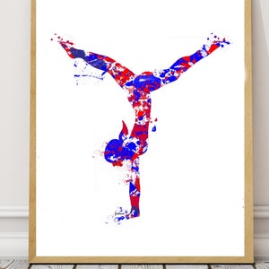 Op de afbeelding: Een aquarel schilderij van een turnster in een handstand pose. De turnster is gesilhouetteerd in rode en blauwe verfspatten op een witte achtergrond.
