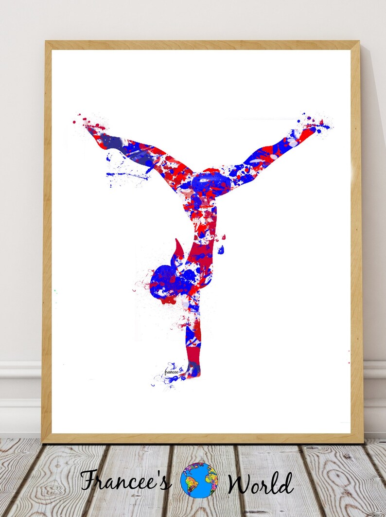 Op de afbeelding: Een aquarel schilderij van een turnster in een handstand pose. De turnster is gesilhouetteerd in rode en blauwe verfspatten op een witte achtergrond.