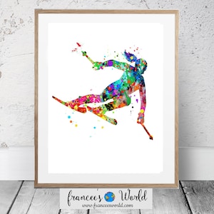 K&ouml;nnte beinhalten: Ein Aquarellbild einer Person beim Wasserski. Das Bild ist in verschiedenen Farben gehalten, darunter Rot, Orange, Gelb, Gr&uuml;n, Blau, Lila und Pink. Die Person befindet sich in der Luft, die Ski sind nach vorne ausgestreckt. Das Wasser ist hellblau.