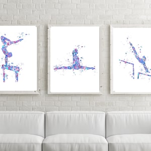 Könnte beinhalten: Drei Aquarelldrucke einer Turnerin, die an verschiedenen Geräten Übungen macht. Die Drucke sind in Blautönen, Rosa und Lila gehalten und auf weißem Hintergrund.