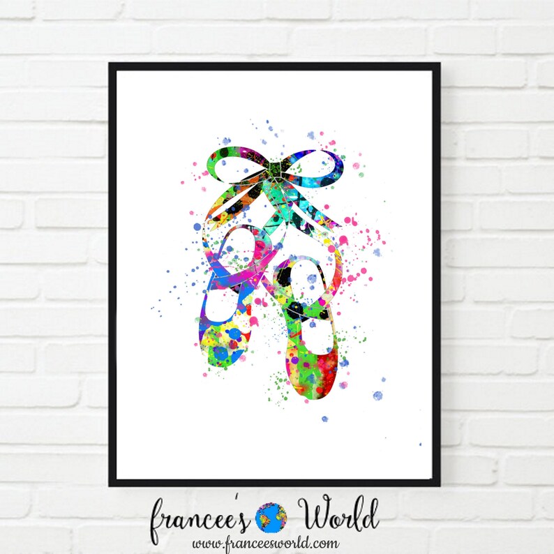 Puede incluir: Una pintura acuarela colorida de un par de zapatillas de ballet con un lazo. Los zapatos est&aacute;n atados juntos con una cinta y tienen un efecto de pintura salpicada.