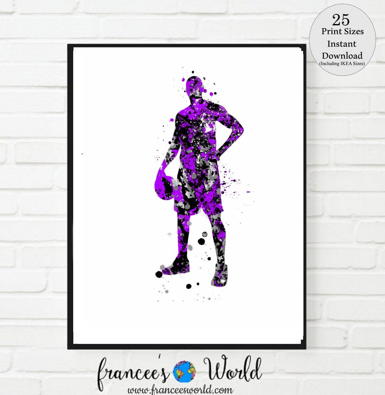 Peut inclure: Silhouette aquarelle d'un joueur de basket-ball tenant un ballon de basket, en violet et noir. L'image a un effet de peinture &eacute;clabouss&eacute;e.