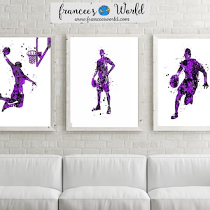 Peut inclure: Trois impressions encadr&eacute;es de joueurs de basket-ball en silhouettes d'aquarelle violettes et noires. Les impressions sont accroch&eacute;es &agrave; un mur de briques blanches au-dessus d'un canap&eacute; blanc.