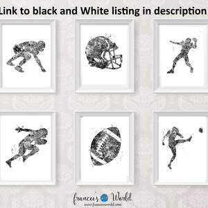 Puede incluir: Conjunto de seis ilustraciones de acuarela en blanco y negro de jugadores de f&uacute;tbol americano y equipo. Las ilustraciones incluyen un jugador corriendo con el bal&oacute;n, un jugador lanzando el bal&oacute;n, un jugador pateando el bal&oacute;n, un jugador en posici&oacute;n de tres puntos, un casco de f&uacute;tbol y un bal&oacute;n de f&uacute;tbol.
