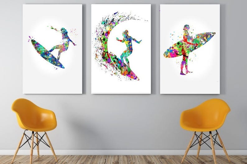 Puede incluir: Tres acuarelas coloridas de una persona surfeando en una ola. Cada pintura presenta una pose y una perspectiva diferente del surfista.