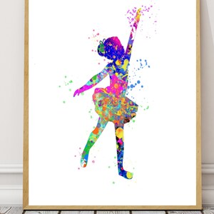 Puede incluir: Una pintura acuarela colorida de una bailarina con un tut&uacute; rosa. La bailarina est&aacute; en una pose con el brazo levantado por encima de su cabeza. El fondo es blanco.
