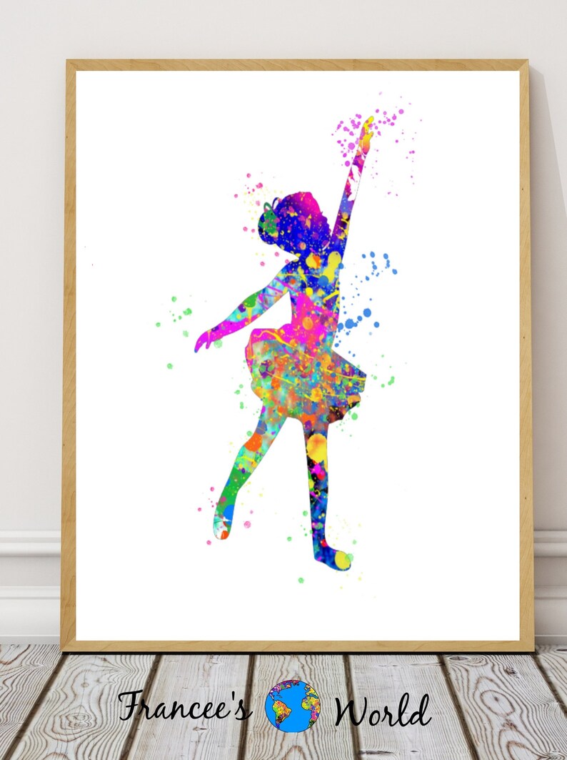 Puede incluir: Una pintura acuarela colorida de una bailarina con un tut&uacute; rosa. La bailarina est&aacute; en una pose con el brazo levantado por encima de su cabeza. El fondo es blanco.