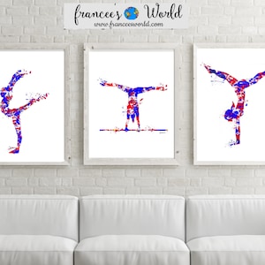 Op de afbeelding: Drie ingelijste prints van een turnster in verschillende poses. De turnster is afgebeeld in een blauwe en rode aquarel stijl. De prints hangen aan een witte bakstenen muur boven een witte bank.