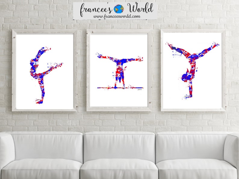 Op de afbeelding: Drie ingelijste prints van een turnster in verschillende poses. De turnster is afgebeeld in een blauwe en rode aquarel stijl. De prints hangen aan een witte bakstenen muur boven een witte bank.