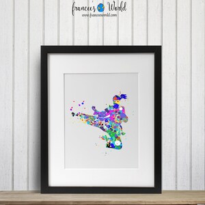 Puede incluir: Una pintura acuarela colorida de una persona en una pose de artes marciales, pateando con una pierna extendida hacia adelante. La silueta est&aacute; llena de salpicaduras de pintura azul, verde, amarilla, naranja, roja y morada.