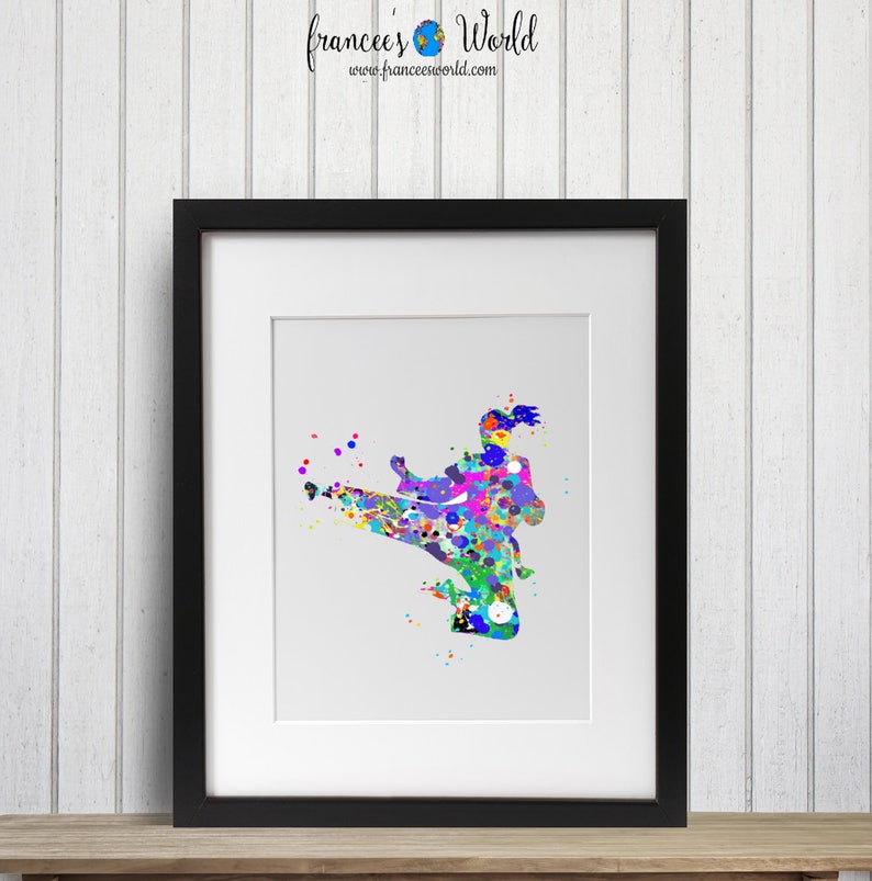 Puede incluir: Una pintura acuarela colorida de una persona en una pose de artes marciales, pateando con una pierna extendida hacia adelante. La silueta est&aacute; llena de salpicaduras de pintura azul, verde, amarilla, naranja, roja y morada.