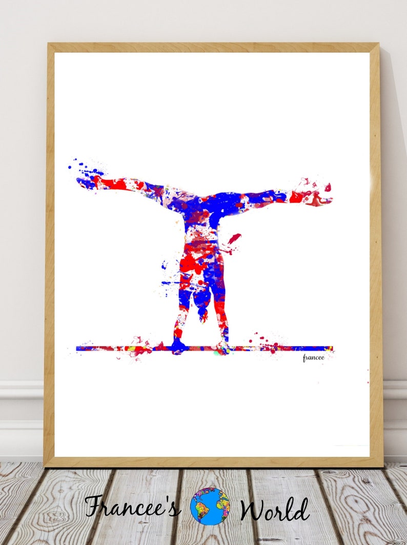 Op de afbeelding: Een aquarel van een turner die een handstand maakt op een horizontale balk. De turner is geschilderd in tinten rood, blauw en wit, wat een kleurrijk en dynamisch beeld cre&euml;ert.