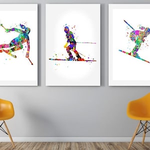 K&ouml;nnte beinhalten: Drei farbenfrohe Aquarellbilder von Skifahrern in Aktion. Jedes Bild zeigt einen Skifahrer in einer anderen Pose, mit Farbspritzern, die seine Geschwindigkeit und Bewegung darstellen.