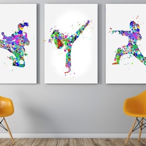 Puede incluir: Tres acuarelas coloridas de una persona en diferentes poses de karate. Las pinturas tienen fondos blancos y est&aacute;n enmarcadas en negro.