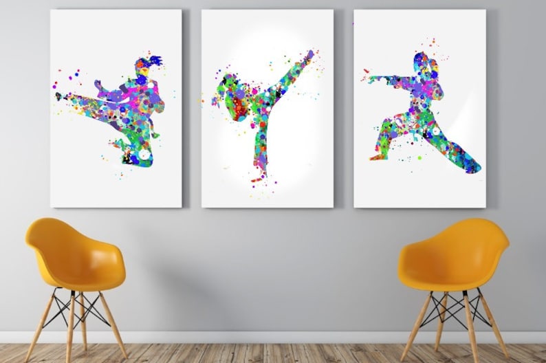 Puede incluir: Tres acuarelas coloridas de una persona en diferentes poses de karate. Las pinturas tienen fondos blancos y est&aacute;n enmarcadas en negro.