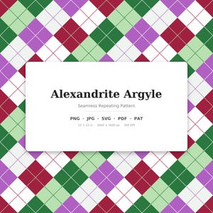 Può includere: Un motivo argyle ripetitivo senza cuciture con una griglia a rombi nei toni del verde scuro, verde chiaro, viola, bianco e rosso intenso. Un'etichetta rettangolare bianca mostra il testo Alexandrite Argyle, Seamless Repeating Pattern, PNG, JPG, SVG, PDF, PAT, 12 x 12 in, 3600 x 3600 px, 300 DPI.