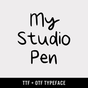 Puede incluir: Texto escrito a mano en blanco y negro que dice "My Studio Pen" con las palabras "TTF + OTF TYPEFACE" debajo.
