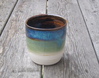 Grand mug artisanal en céramique émaillée en marron et bleu