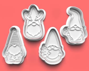 Puede incluir: Cuatro cortadores de galletas de plástico blanco con forma de gnomos y un reno. El reno tiene cuernos y barba. Los gnomos tienen sombreros puntiagudos y barbas.