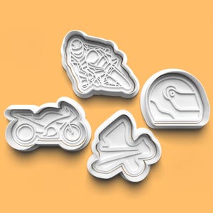 Peut inclure: Ensemble de quatre emporte-pièces en plastique blanc en forme de moto, de motard, de casque et d'aile.