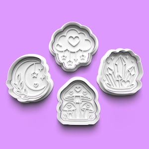 Pode incluir: Uma placa de madeira rústica com a frase "Welcome to our home" em letras brancas. A placa apresenta um acabamento envelhecido, ideal para a decoração da entrada.