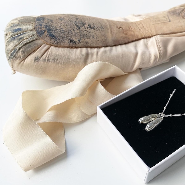 Ballet Pointe Shoe Necklace in Silver (ballet shoe necklace, ballet slipper necklace, ballet jewellery, ballet charm, ballet shoe charm)