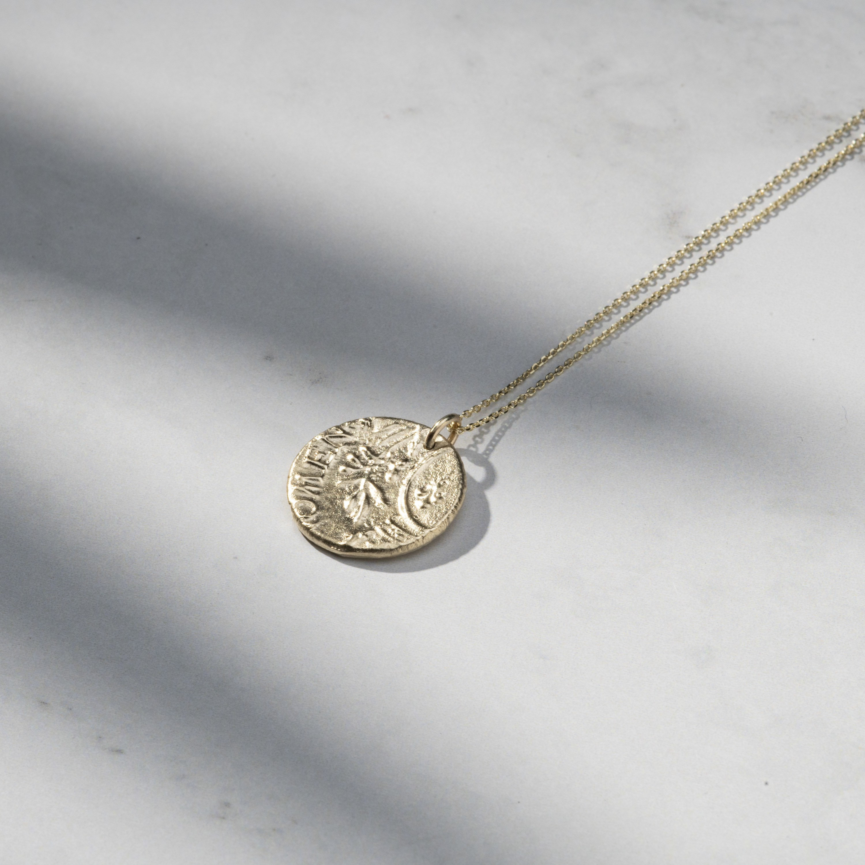 TREASURE | ソリッドゴールドのコインメダリオンネックレス - Etsy 日本