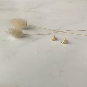 CRESCENT MOON | Stud Earrings in Gold Vermeil