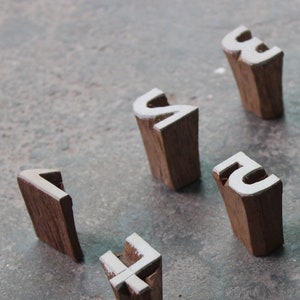Timbro in tessuto numerico Timbro in tessuto indiano Timbro di conteggio Intaglia blocco di stampa tessile Numerico Intagliato a mano Timbro tradizionale per la fabbricazione del sapone