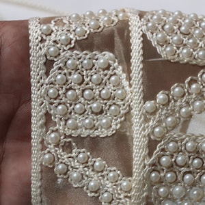 Bordure en dentelle avec embellissements de perles blanches par mètre - lacets et tissu indiens brodés blancs, bordure en nacre en ruban bohème par mètre de dentelle Saree