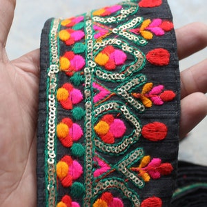Indiase kantversiering met zwarte draadborduurwerk - meerkleurige lintkantversiering op maat gesneden, roze boho-stofversiering voor gordijnen, etnische rand