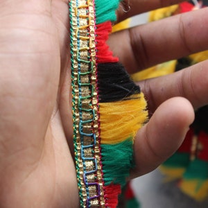 Bordure en dentelle à franges noir rouge par mètre - Dentelles et tissu indiens dorés multicolores, embellissements ethniques, décor de glands indiens, bordure de sari