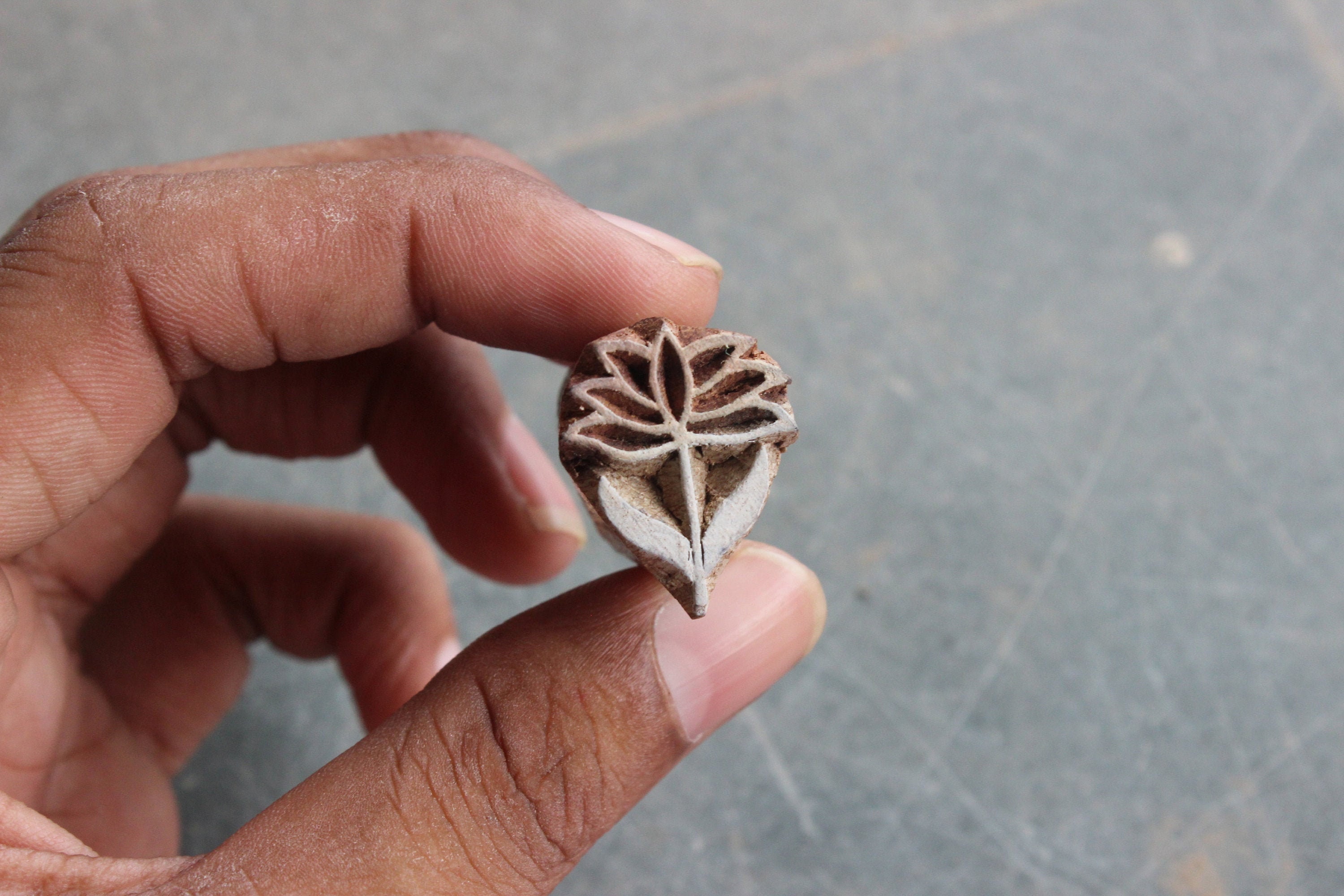 Tampon de fleur en bois imprimé à la main de lotus Tampon en bois indien pour sculpter un bloc pour l'impression de tampons floraux pour la fabrication de savon, bloc de bois artisanal pour enfants