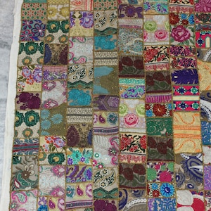 Tessuto tessile indiano antico Boho beige tagliato su misura Tessuto patchwork Boho indiano Ricamato Decorazione per la casa riciclata Tessuti riciclati