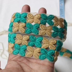 Grünes Blumennetz indische Spitzen und Stoff-keltische Stickerei für Vorhänge, ethnische boho indische Spitzenbesatz, Kissen-Dekor boho Spitzenbesatz