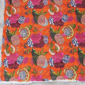 Tessuto Boho arancione tagliato su misura Tessuto indiano floreale Tessuto ricamato stampato per decorazioni per la casa Tessuto tessile indiano Boho Tessuti Kantha