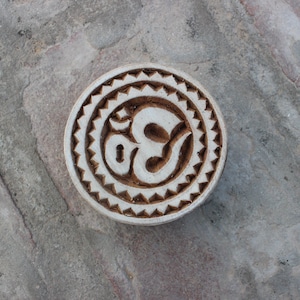Timbro di blocco di legno Aum Timbro di stampa spirituale in legno Om Timbro di blocco di tessuto intagliato Timbro di blocco tessile intagliato per la stampa Timbro di sapone Mandala