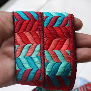 Pizzo ricamato a onda rossa tagliato su misura - pizzo indiano multicolore in seta, pizzo ricamato indiano con frange celtiche, bordo jacquard per sari Boho