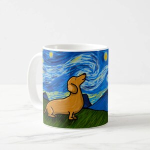 Op de afbeelding: Een witte keramische koffiemok met een bruin teckelhond silhouet tegen een blauwe en gele sterrenhemel achtergrond. De hond kijkt naar de sterren.