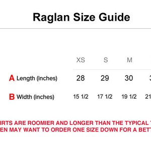 Puede incluir: Gu&iacute;a de tallas para camiseta raglan con medidas en pulgadas. La tabla muestra la longitud y el ancho de la camiseta en pulgadas para las tallas XS, S, M, L, XL y 2XL. El texto indica que las camisetas son m&aacute;s holgadas y m&aacute;s largas que la camiseta t&iacute;pica y que las mujeres pueden querer pedir una talla menos para un mejor ajuste.