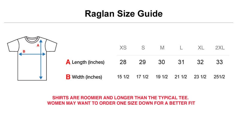 Puede incluir: Gu&iacute;a de tallas para camiseta raglan con medidas en pulgadas. La tabla muestra la longitud y el ancho de la camiseta en pulgadas para las tallas XS, S, M, L, XL y 2XL. El texto indica que las camisetas son m&aacute;s holgadas y m&aacute;s largas que la camiseta t&iacute;pica y que las mujeres pueden querer pedir una talla menos para un mejor ajuste.