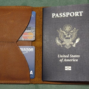 Porta pasaporte de cuero. Alta calidad, incluye bolígrafo. Envío gratuito fabricado en EE. UU.