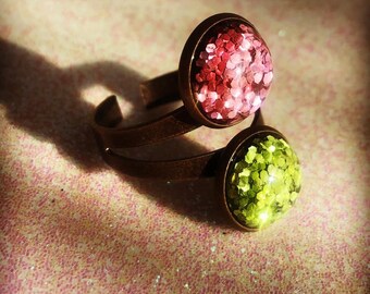 Brons-gekleurde metalen ring strijdig met cabochon roze en groen